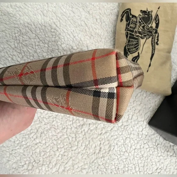Burberry pouch like new - Picture 4 of 11